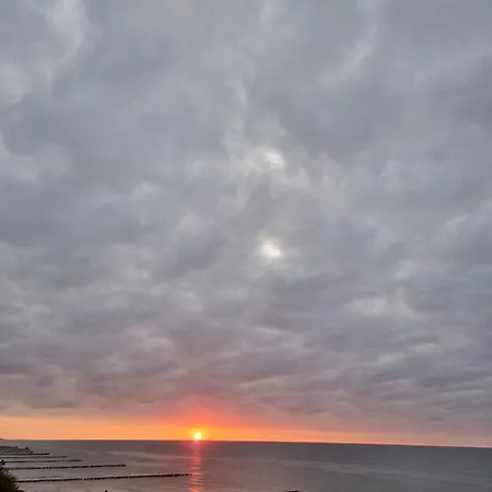 Zachód Słońca W Ustroniu Morskim Dom wakacyjny
